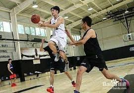 廷贝尔重返赛场，成为阿森纳后防核心，黄牌隐忧悄然逼近